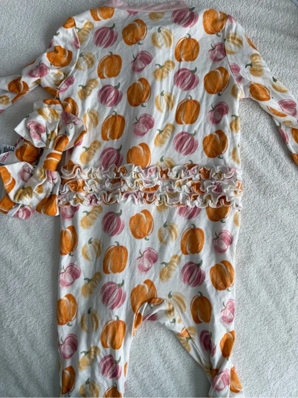 NWOT Milkberry pumpkin bamboo footies with matching bow. 6-9M - Picture 2 of 5